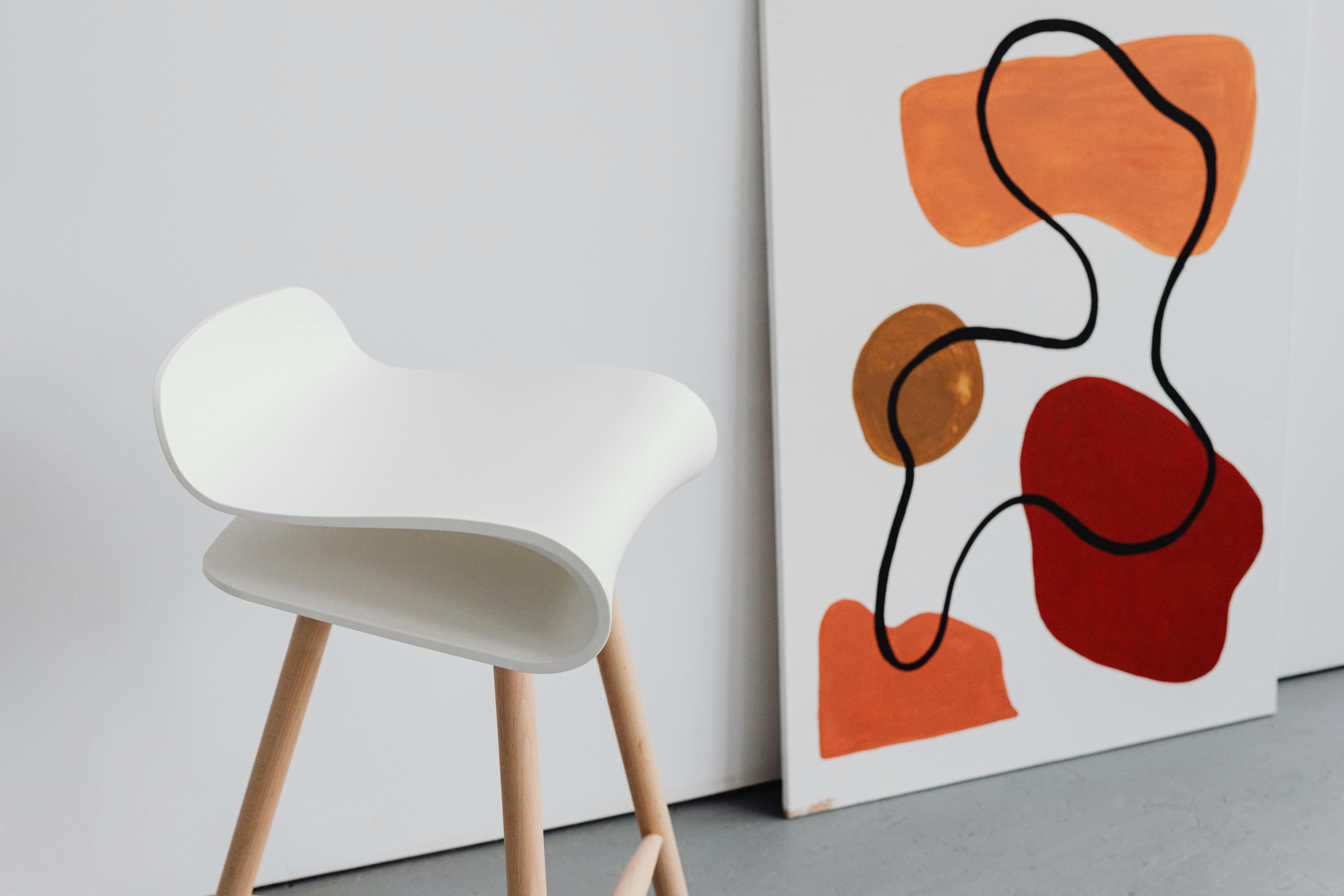 Kawalerka ze zintegrowanym łóżkiem w szafie w białej zabudowie w stylu skandynawskim