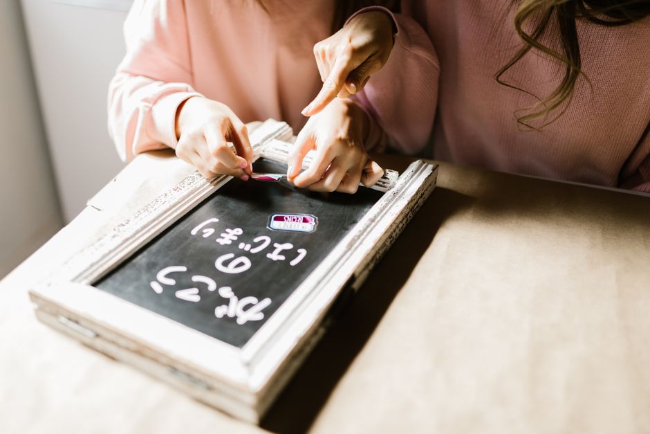 Photo by RDNE Stock project on Pexels Mutter und Kind basteln in gemütlicher Atmosphäre mit einer dekorativen Tafel. - Foto von RDNE Stock-Projekt auf Pexels