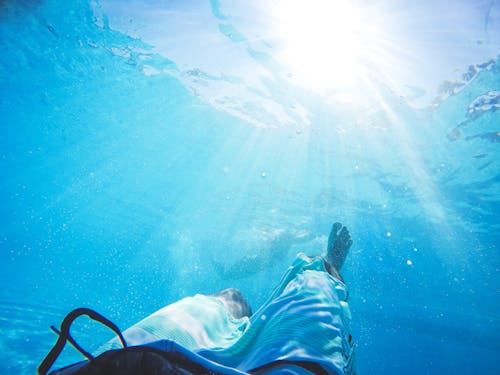 Бесплатное стоковое фото с голубое море, купальная одежда, купальник