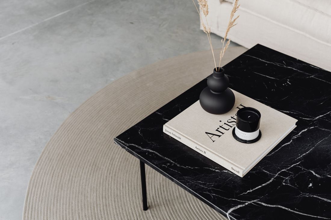 Décoration minimaliste avec table de marbre noir