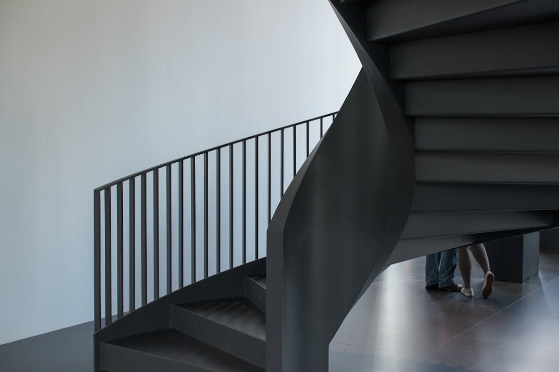 Бесплатное стоковое фото с архитектура, в помещении, винтовая лестница