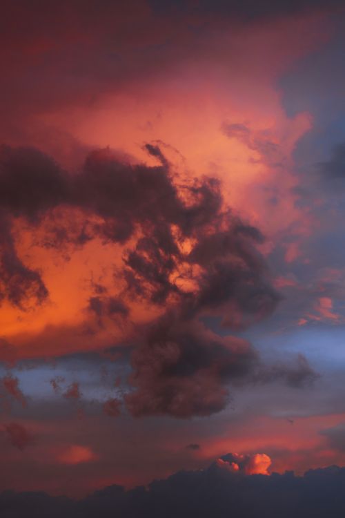 Free A stunning view of vibrant clouds during twilight, showcasing dramatic colors and textures in the sky. Stock Photo