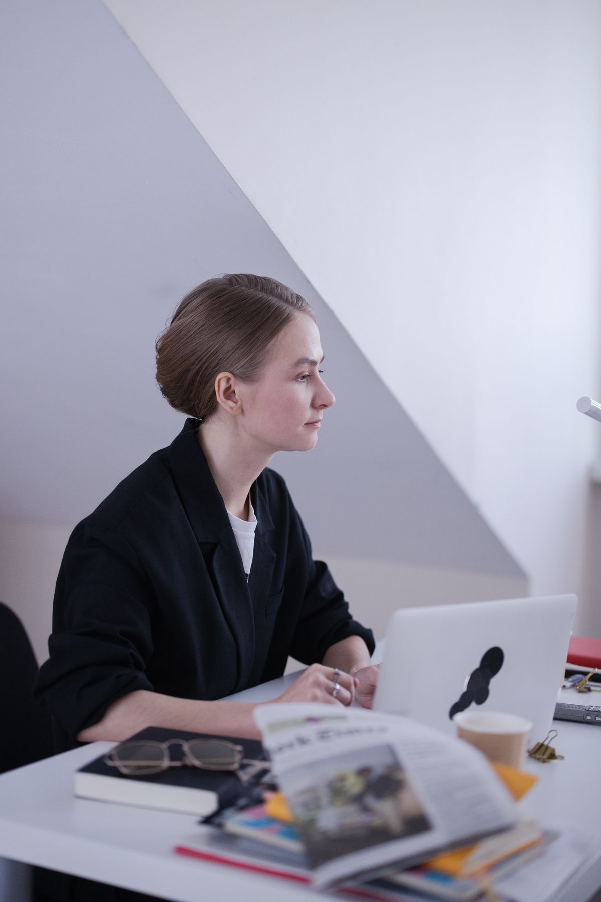 Rédactrice travaillant sur une veille numérique
