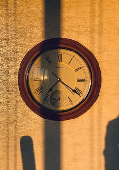 Brown Wooden Round Analog Wall Clock at 10 00