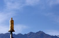 不丹通萨喜马拉雅山蓝天纪念碑上的金钟