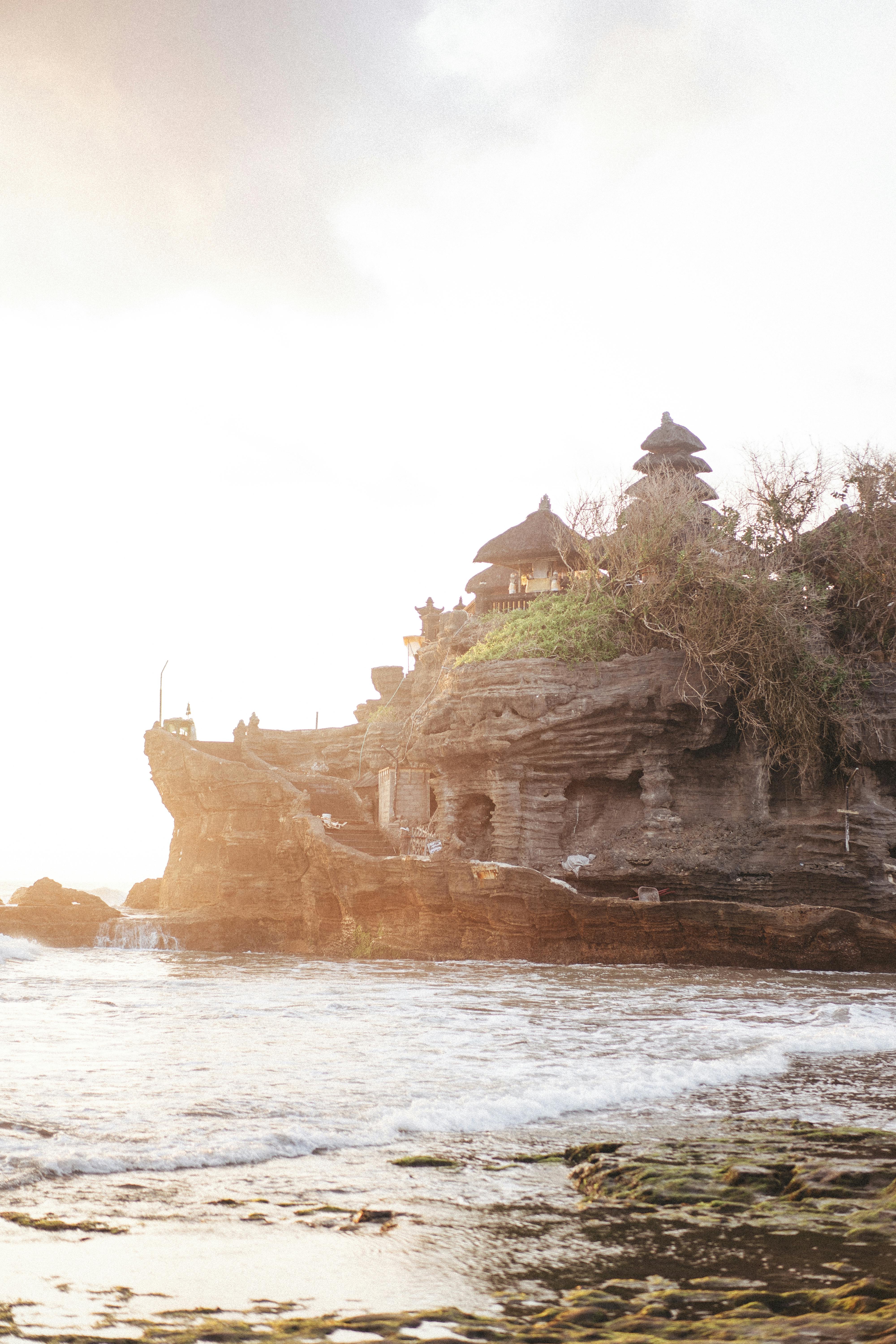 Free The beautiful silhouette of Tanah Lot Temple against a sunrise in Bali, Indonesia. ⛩️ معبد تاناه لوط (Tanah Lot) – أجمل مشاهد الغروب