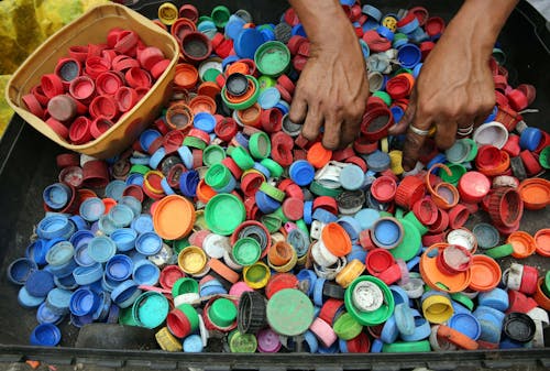 gratis Persoon Handen Op Diverse Kleuren Plastic Deksel Veel Stockfoto