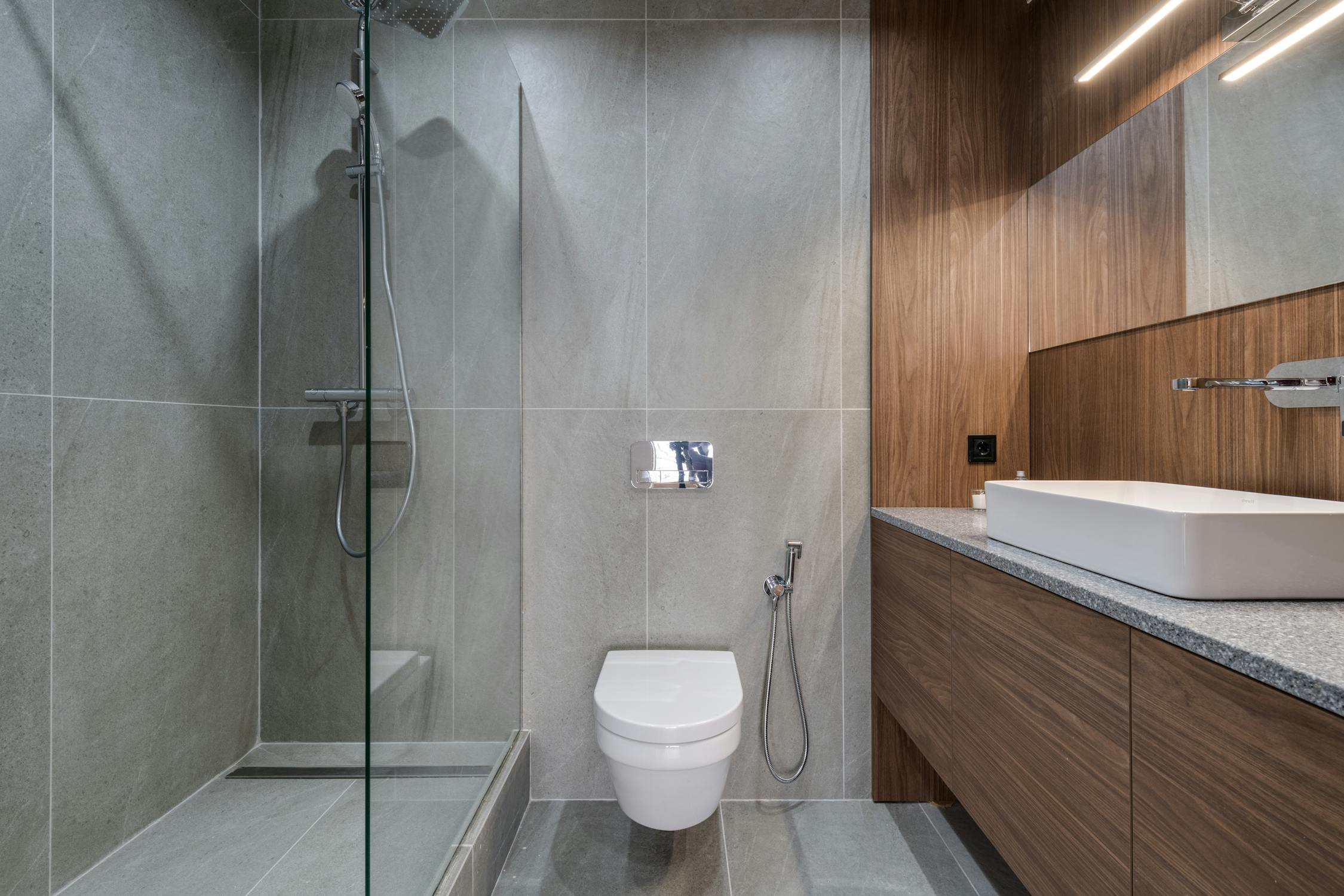 Salle de bain moderne rénovée par De Pascalis avec douche à l'italienne et carrelage contemporain