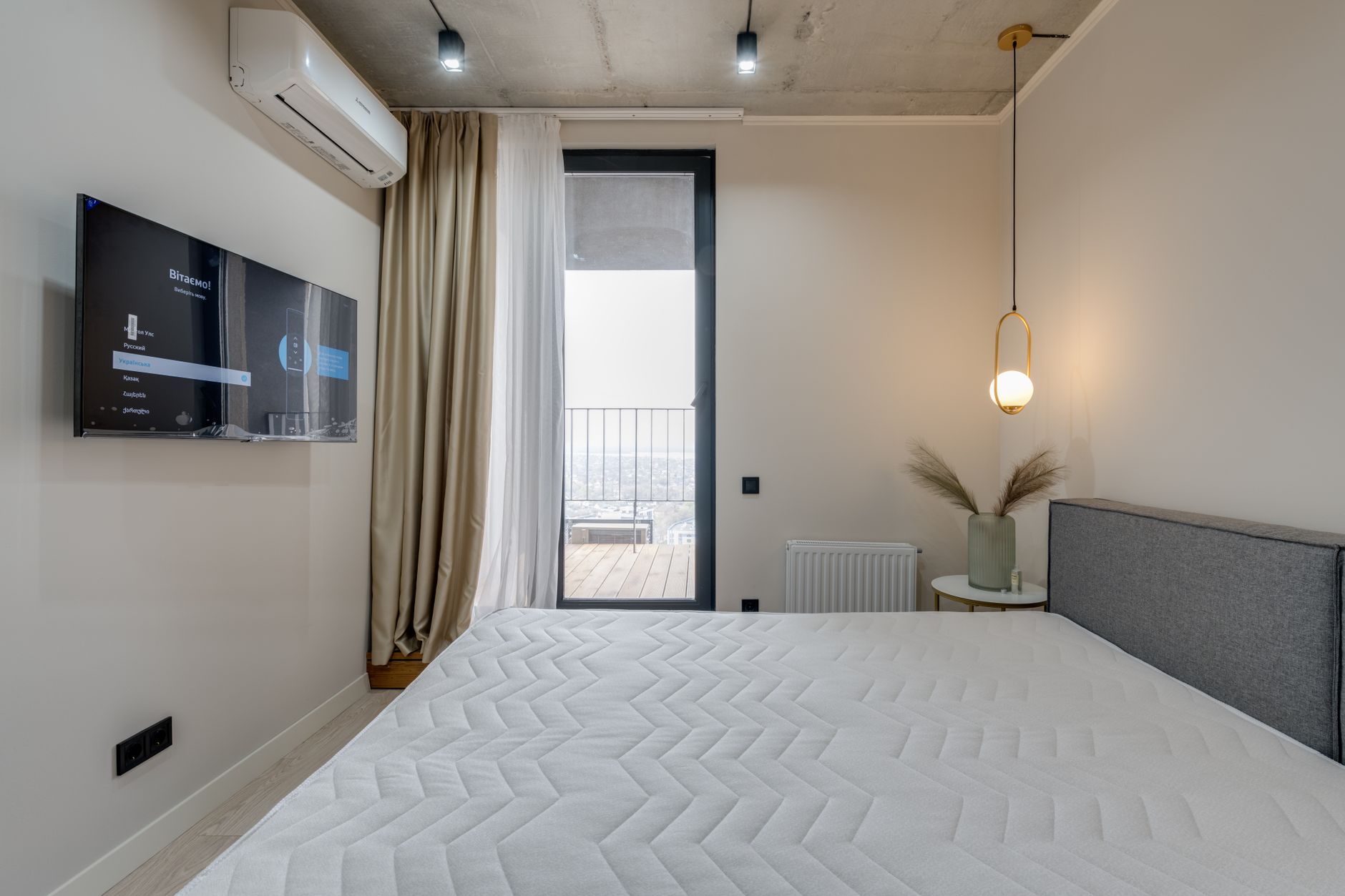 Technicien installant une enceinte murale dans une chambre pour diffuser de la musique
