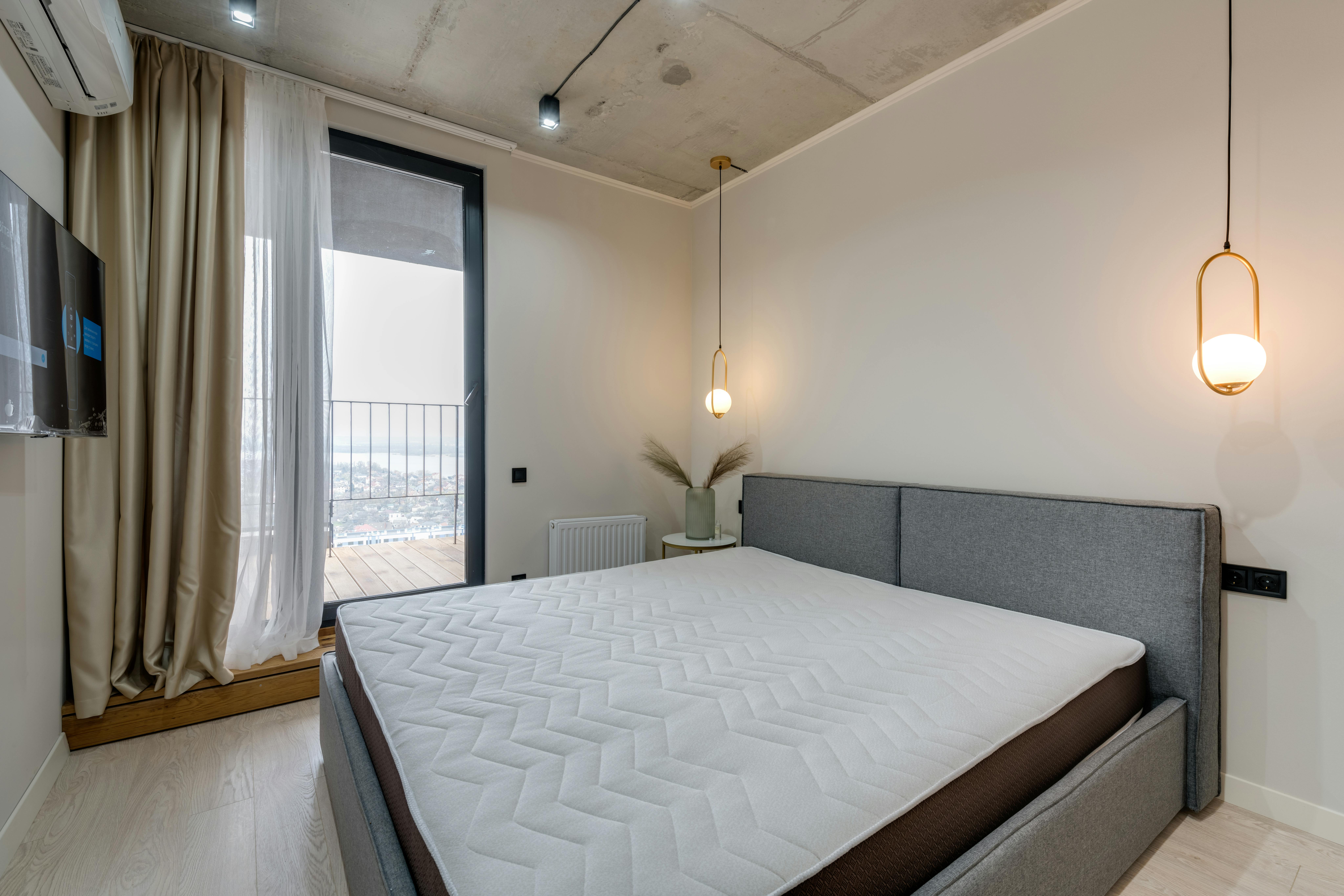 Balkon w bloku z płytami gresowymi 2 cm ułożonymi na podstawkach regulowanych