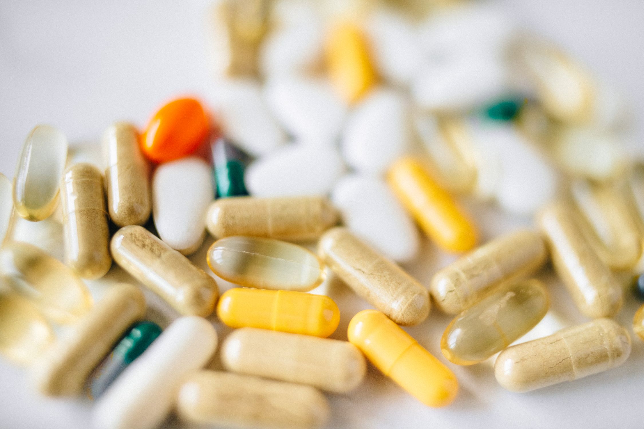 Medicamentos e suplementos de farmácia organizados sobre uma superfície, representando produtos de uso comum com impacto hormonal