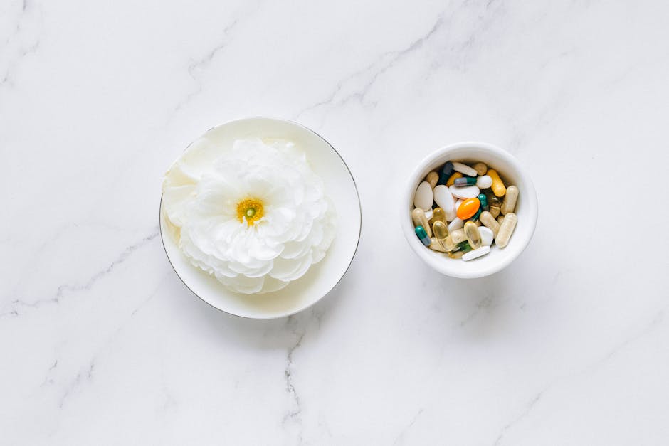 Ciotole ceramiche bianche con fiori bianchi e medicine su un tavolo di marmo