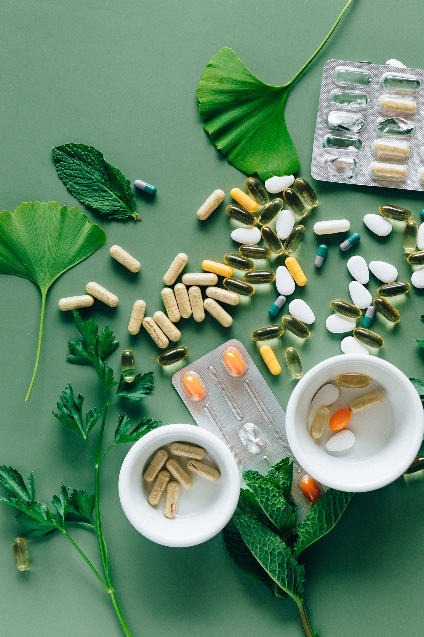 Mejores farmacias de Madrid: farmacéutico atendiendo en una farmacia de Parla