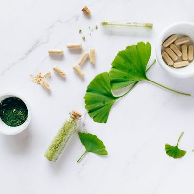 Konplèman natirèl ak fèy ginkgo sou mab