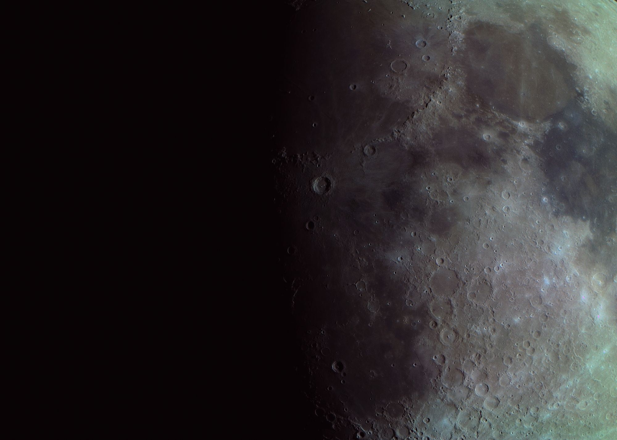 Superficie de la Luna cubierta de cráteres de impacto vista en detalle