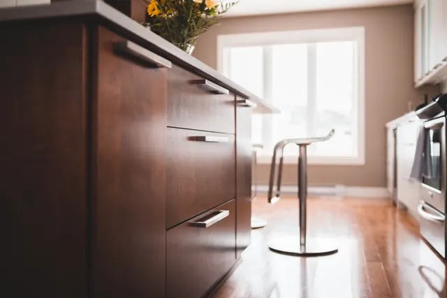 Cuisine rénovée avec meubles bois et îlot central