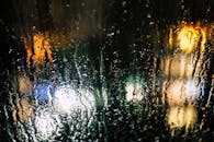 雨滴滑过玻璃，将城市灯光映照得抽象而斑斓，为夜色增添了一抹变幻莫测的缤纷