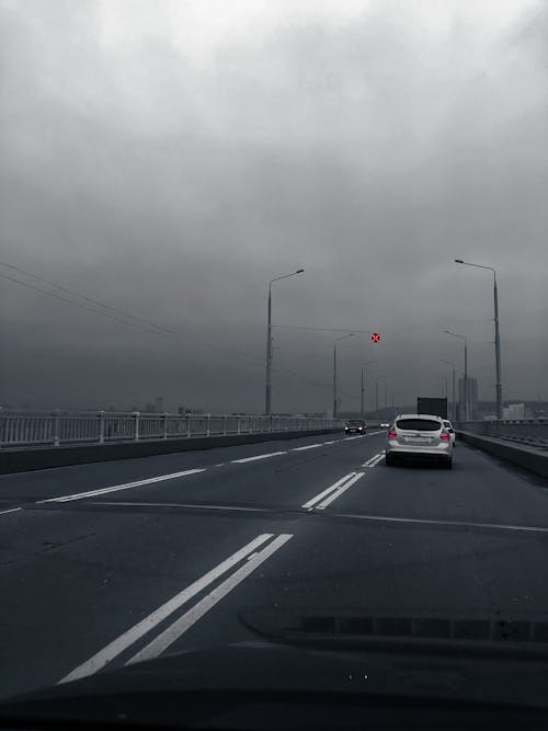 Immagine gratuita di auto, cielo drammatico, movimento