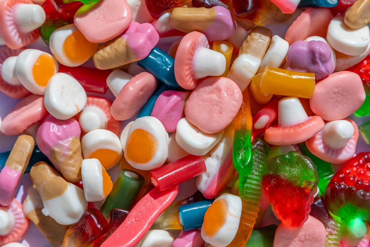 Renkli şeker ve meyve sembolleri içeren Sweet Bonanza yüksek ödeme bölgeleri ızgarası