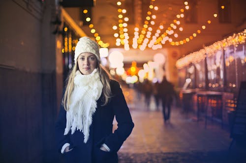 бесплатная Женщина в черном топе с длинными рукавами и белым шарфом Стоковое фото