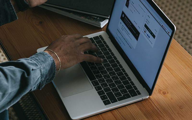 Persoon doet een online aankoop met een laptop en betaalkaart