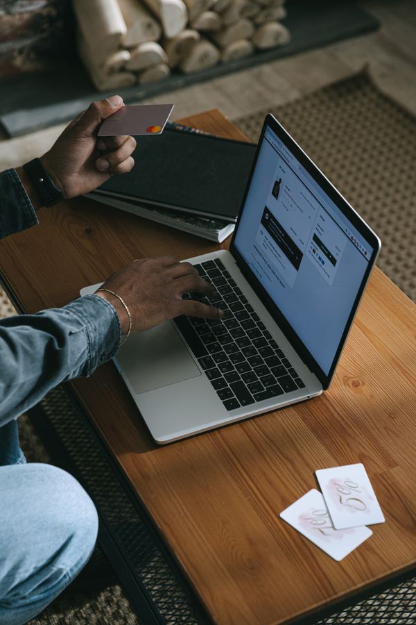 Pessoa usando notebook para compra online com cartão