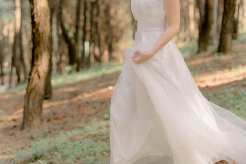 Безкоштовне стокове фото на тему «біла сукня, весільна сукня, глибина різкості»