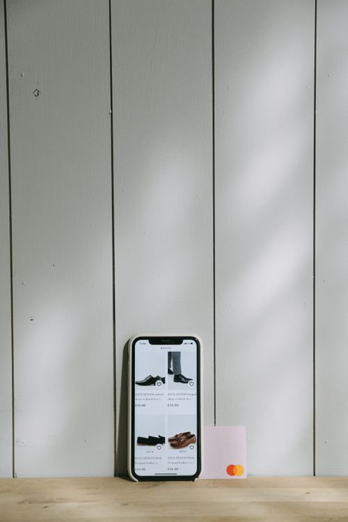 Pametni telefon s prikazanom aplikacijom za online kupovinu i kreditna kartica