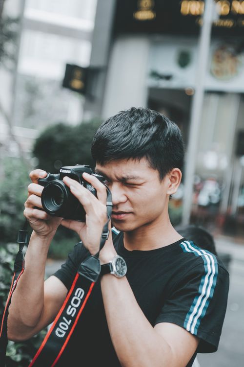 Free A dedicated photographer capturing dynamic street scenes with precision. Stock Photo