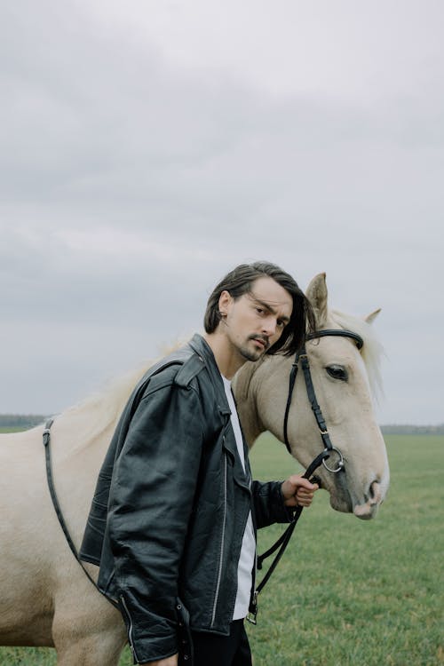 Δωρεάν στοκ φωτογραφιών με άνδρας, άσπρο άλογο, γήπεδο