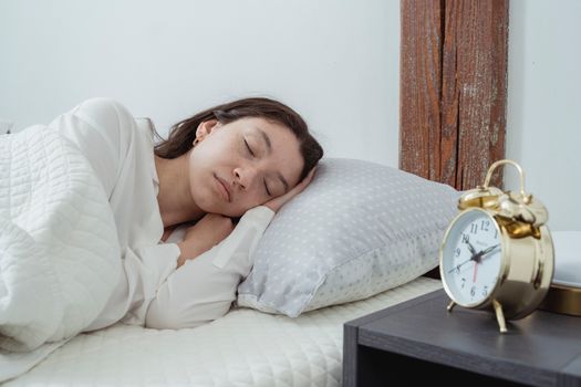 一个人正在安静睡眠或进行冥想放松的场景