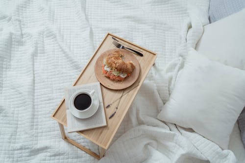 カトラリー, コーヒーカップ, ベッドの無料の写真素材