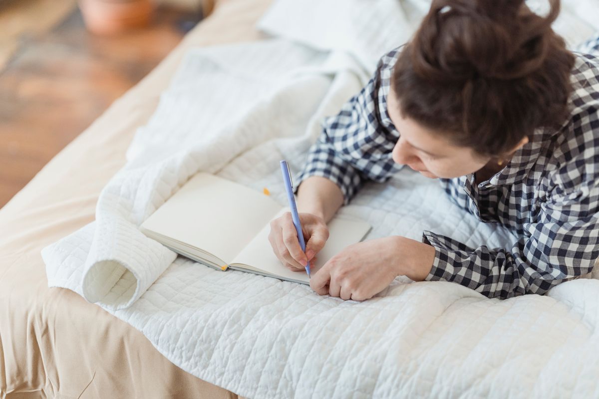 Persona escribiendo con calma en una libreta