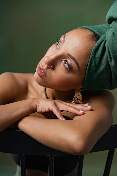 Бесплатное стоковое фото с headwrap, афро-американка, бижутерия
