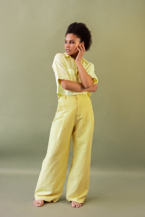 Fotos de stock gratuitas de bonito, cabello afro, camisa amarilla