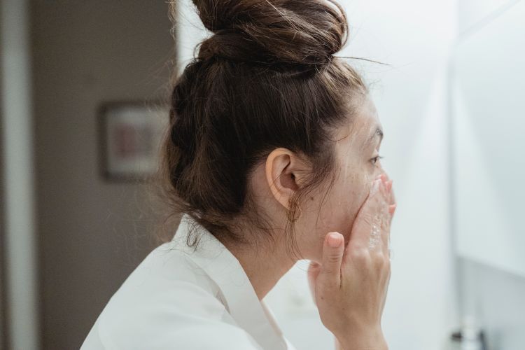 Mujer limpiando poros del rostro