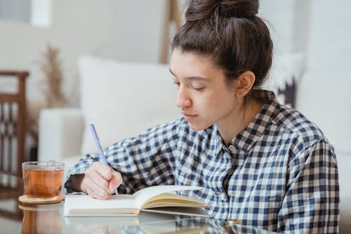 Foto stok gratis buku agenda, duduk, kaum wanita