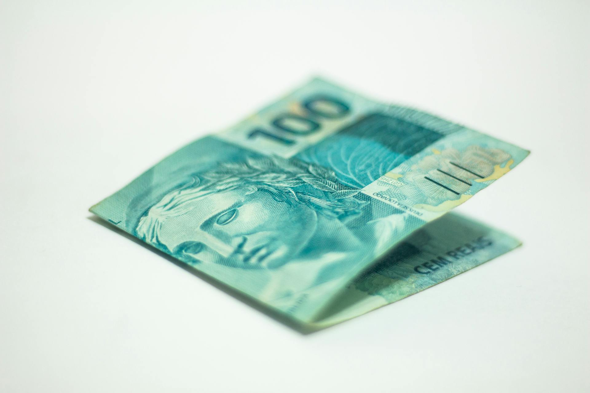 Detailed image of a Brazilian 100 real banknote, close-up view for finance and currency themes.