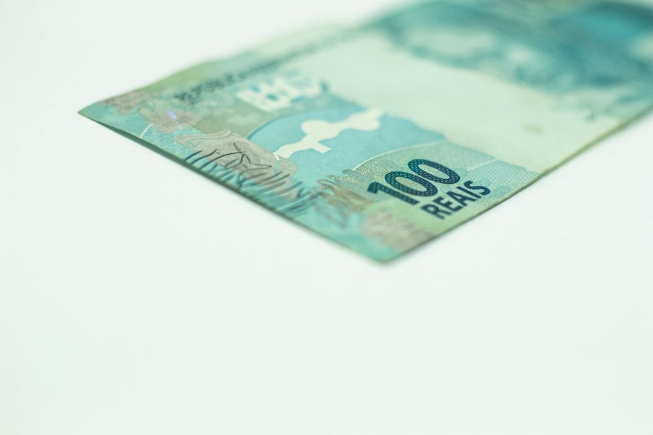 Cédula de 100 Reais brasileira, simbolizando a tributação de investimentos em Private Equity e Venture Capital no Brasil.