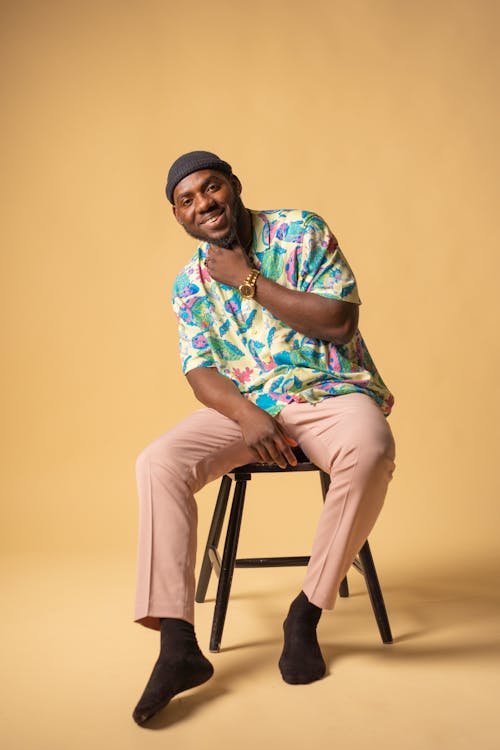 Ilmainen kuvapankkikuva tunnisteilla afroamerikkalainen mies, hymyily, istuminen