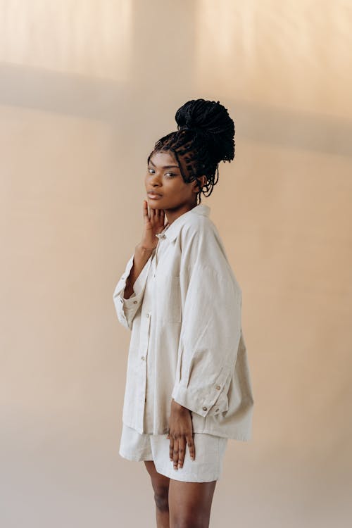 Darmowe zdjęcie z galerii z afroamerykanin, czarna kobieta, długie rękawy