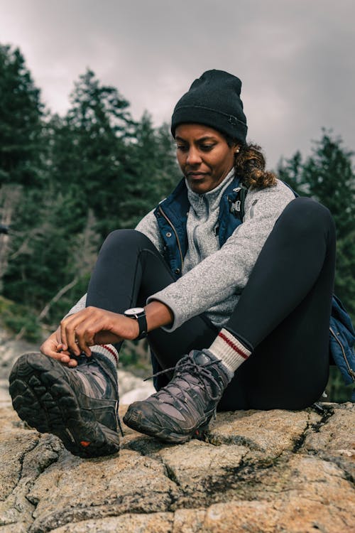 Photos gratuites de attacher ses chaussures, bonnet, bottes de randonnée