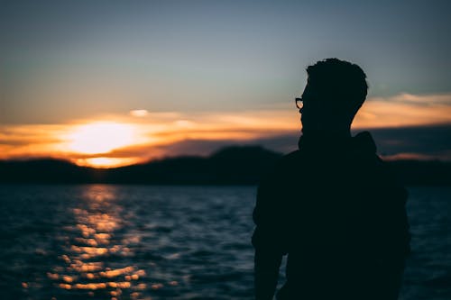 бесплатная Силуэт человека во время восхода солнца Стоковое фото