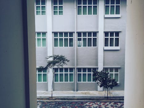 这座现代建筑外观对称，窗户排列整齐，设计风格简约