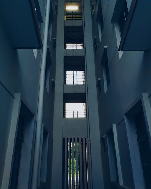 Allumé Les Lumières Sur Le Bâtiment En Béton Gris