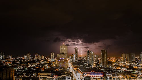 夜間城市上空的雷暴