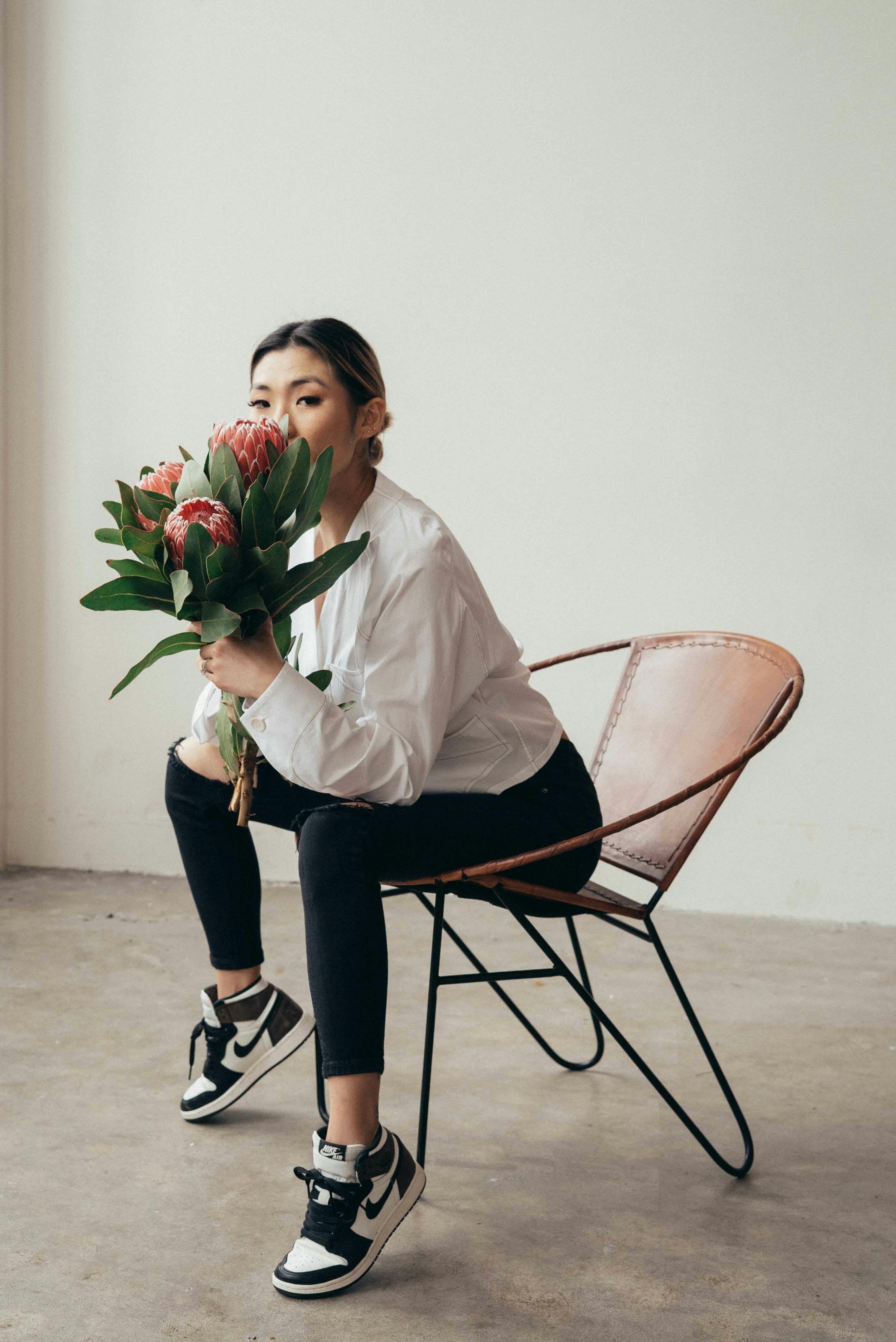 De franc Dona Que Cobreix La Cara Amb Un Ram De Flors Foto d'estoc