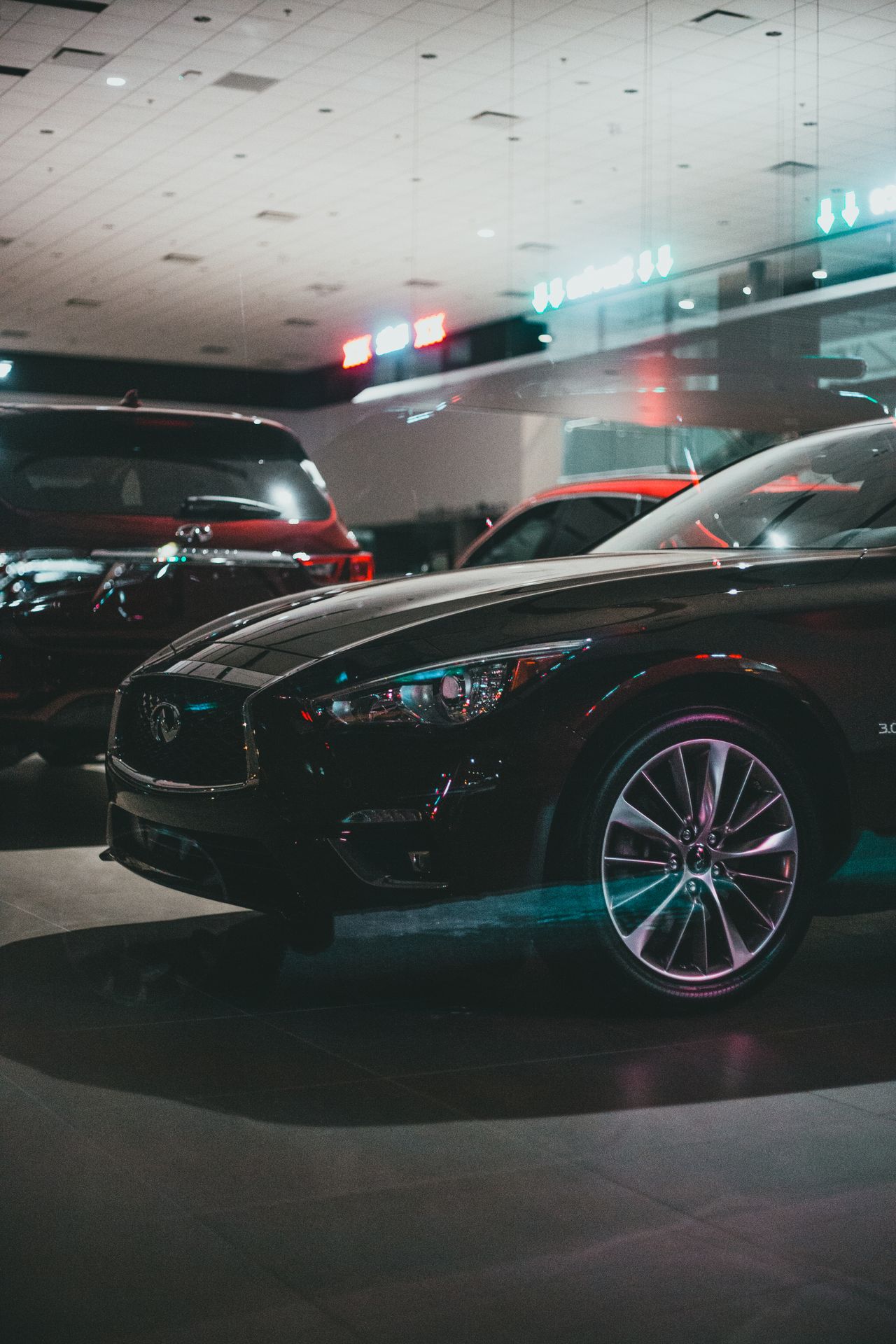 Xe SUV màu đen trong showroom