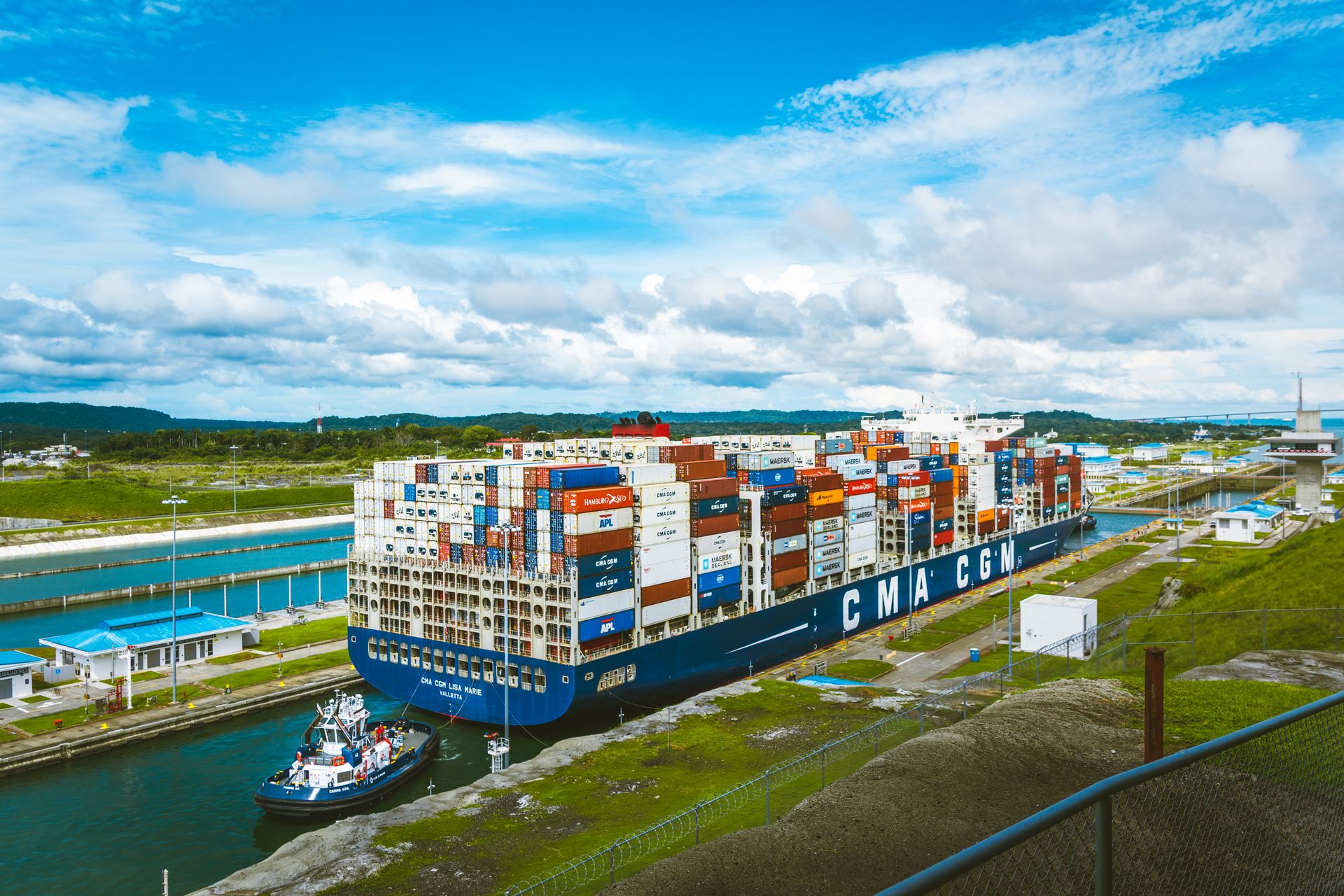 Buque portacontenedores cargado en un puerto