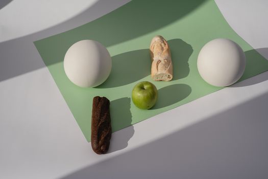 新鲜食物与变质食物（如发霉面包、腐烂水果）的对比图片